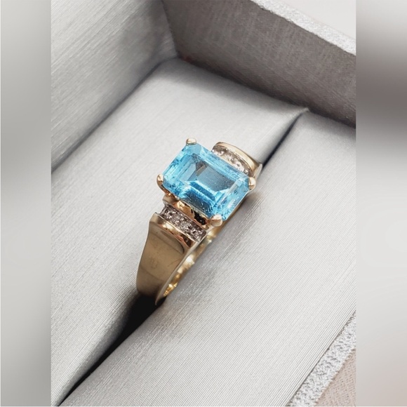 10k Solid Yellow Gold Genuine Emerald Cut Blue Topaz & Diamond Ring - Picture 6 of 6